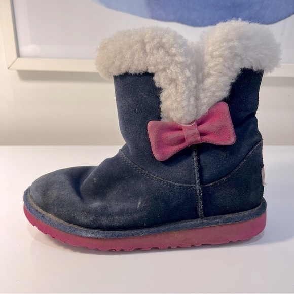 Toddler Uggs in Navy with pink bow - Picture 1 of 12